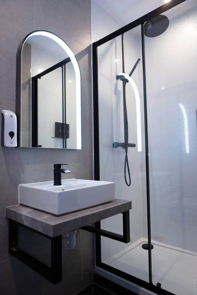 Modern en-suite shower room in Apartment 2
